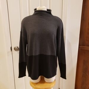 Tahari sweater size Medium